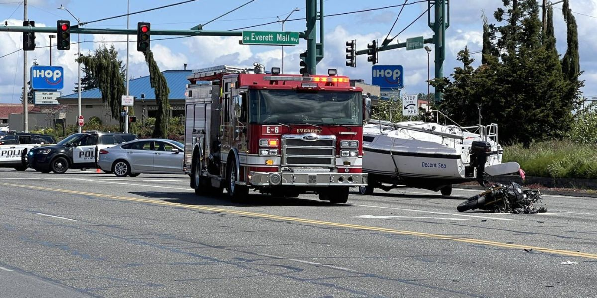 Motorcyclist Dies in Multi-Vehicle Crash in Everett; Traffic Delays Last for Hours