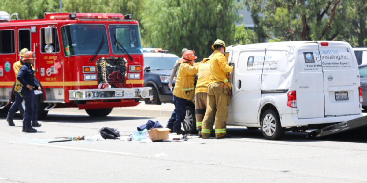 Breaking News from Valencia: Emergency Crews Successfully Extricate Person from Car Crash
