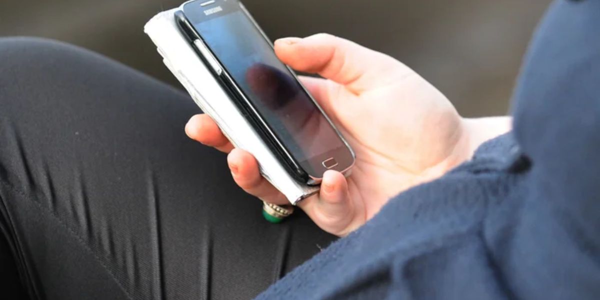 Concertgoer Finds More Than His Phone—Busts Phone Theft Ring With 24 Devices