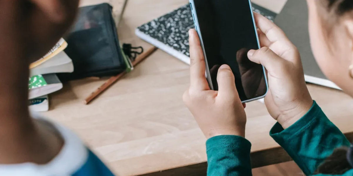 Illinois Lawmakers Block Proposed School Cellphone Ban Amid Debate