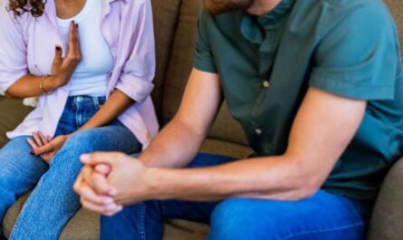 Boyfriend Frustrated as Girlfriend Refuses to Leave Comfort Zone and Move Abroad