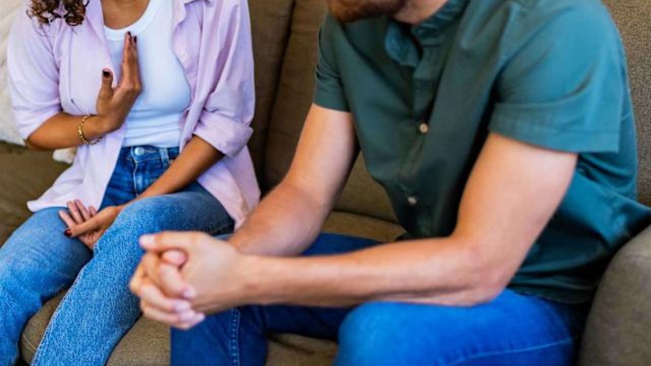 Boyfriend Frustrated as Girlfriend Refuses to Leave Comfort Zone and Move Abroad