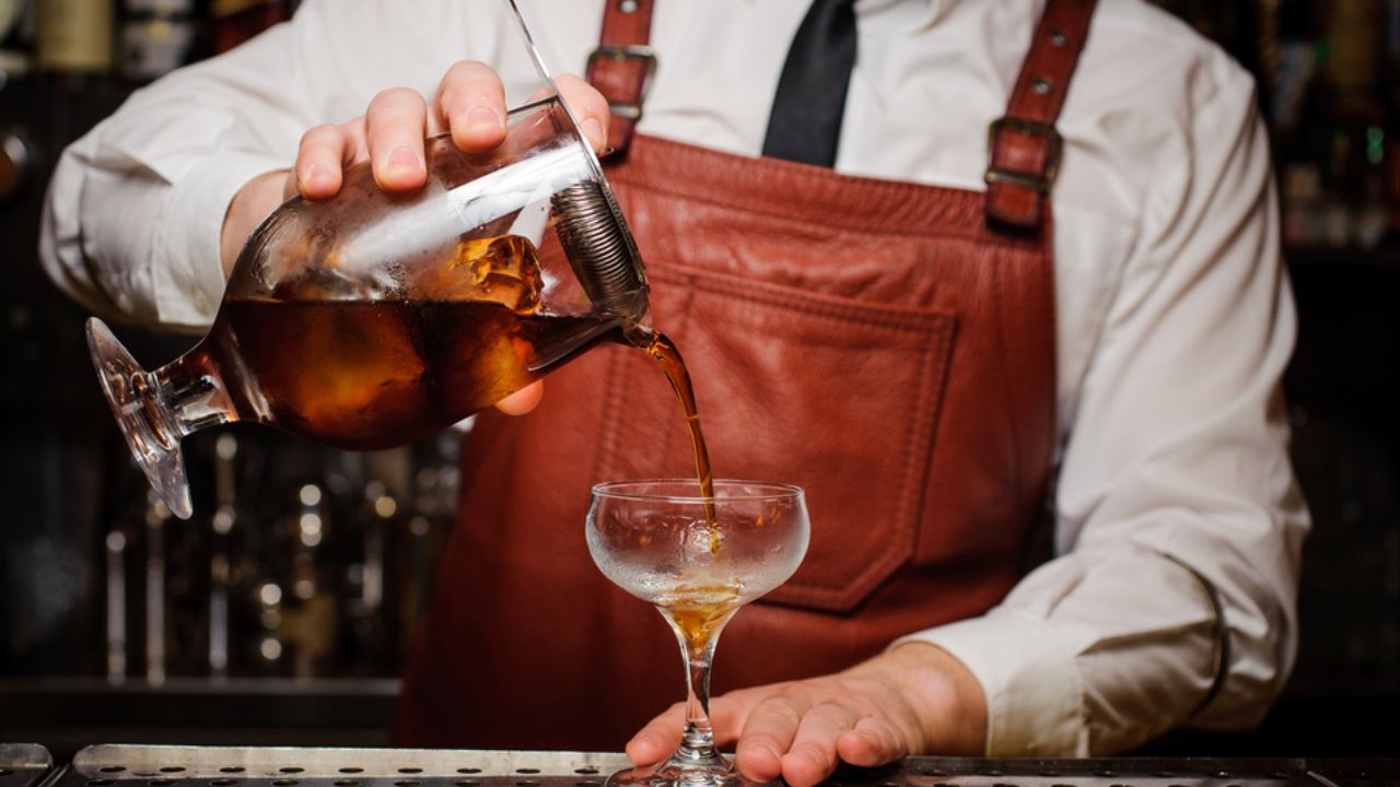 Chicago Woman Sparks Debate With Viral Video of Bartender Using '3-Sink' Cleaning Method