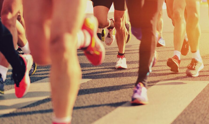 Illinois Marathon Runner’s Mid-Run Mishap Goes Viral: Boyfriend’s Towel Rescue Wins Hearts