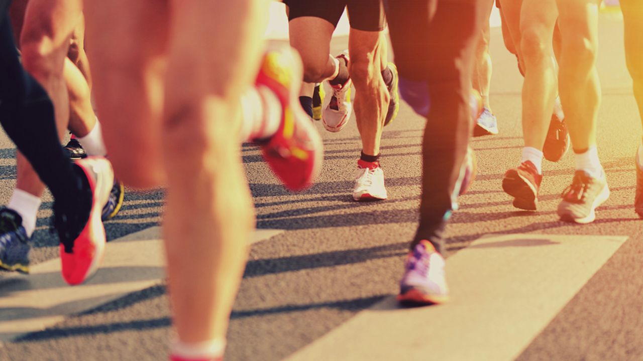 Illinois Marathon Runner’s Mid-Run Mishap Goes Viral Boyfriend’s Towel Rescue Wins Hearts