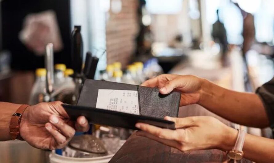 Woman Feels Pressured to Pay for First Date, Now Seeks Repayment from Wealthy Date