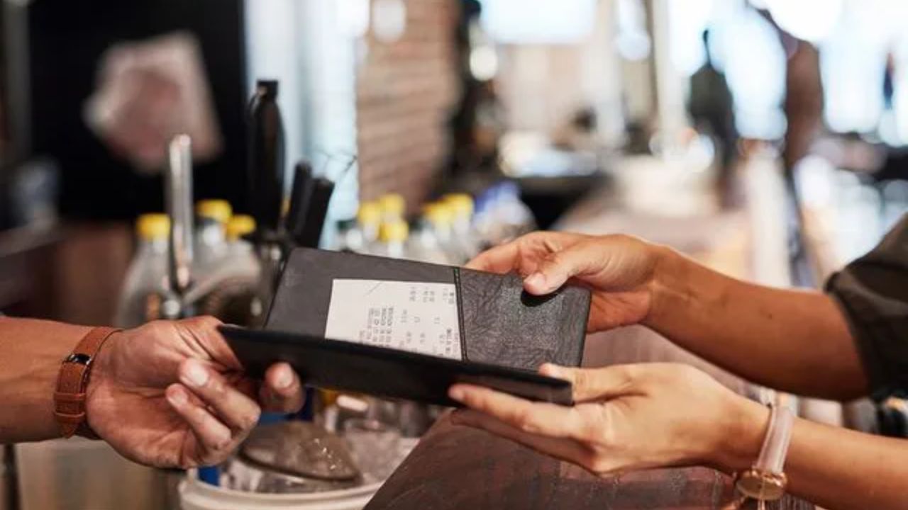 Woman Feels Pressured to Pay for First Date, Now Seeks Repayment from Wealthy Date