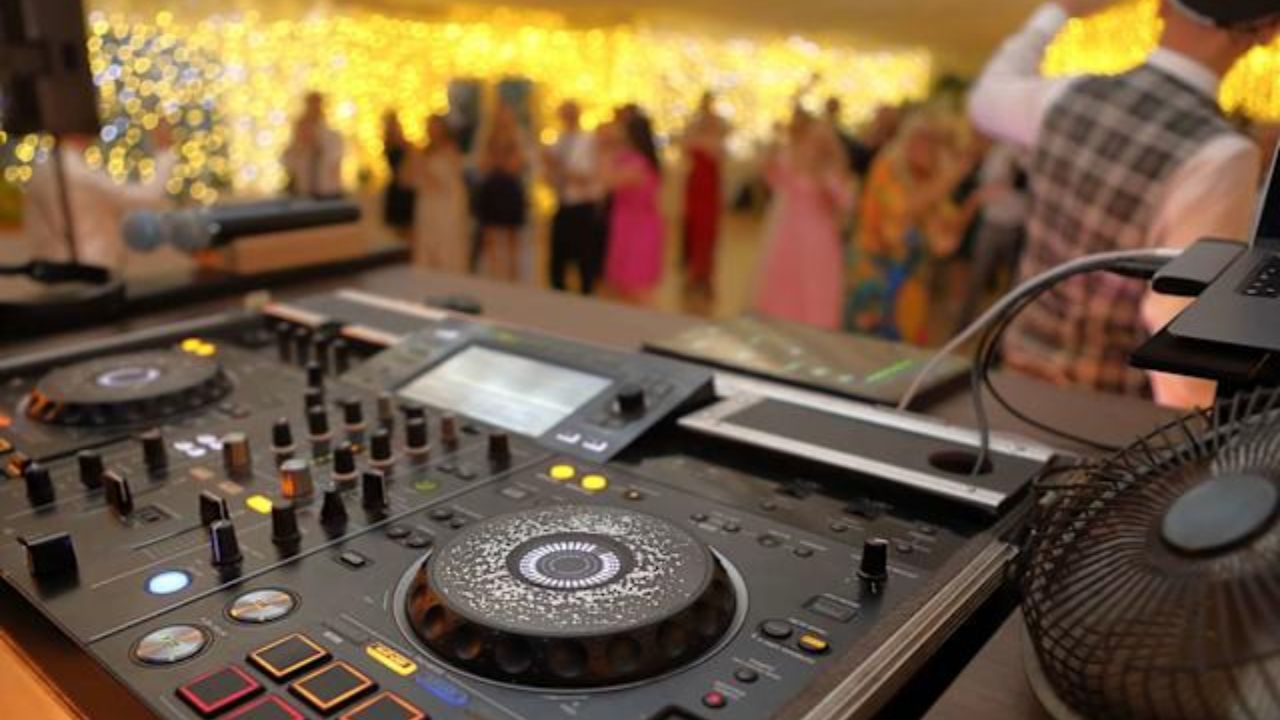 DJ Plays Only 'Glee' Cover Songs at Wedding, Leaving Grooms and Guests Baffled