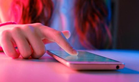 Mother Urges Parents to Monitor Kids' Phone Use After 10-Year-Old's Suicide