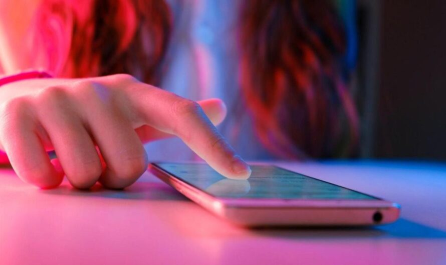 Mother Urges Parents to Monitor Kids’ Phone Use After 10-Year-Old’s Suicide