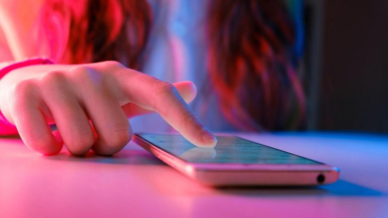 Mother Urges Parents to Monitor Kids' Phone Use After 10-Year-Old's Suicide