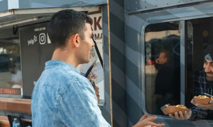 Customer Stands Firm Against Line Cutter at Busy Red Robin, Sparking Online Praise