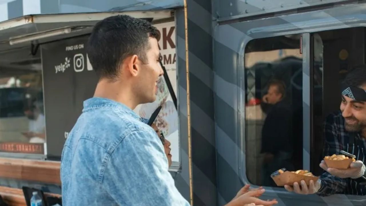 Customer Stands Firm Against Line Cutter at Busy Red Robin, Sparking Online Praise