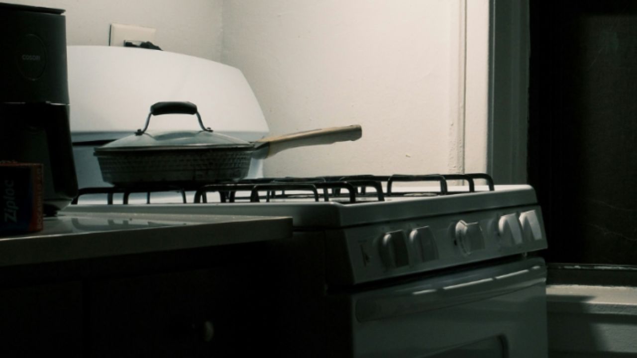 Night Owl Brother Sparks Noise Dispute With Early Riser Sibling Over 4AM Snack Routine