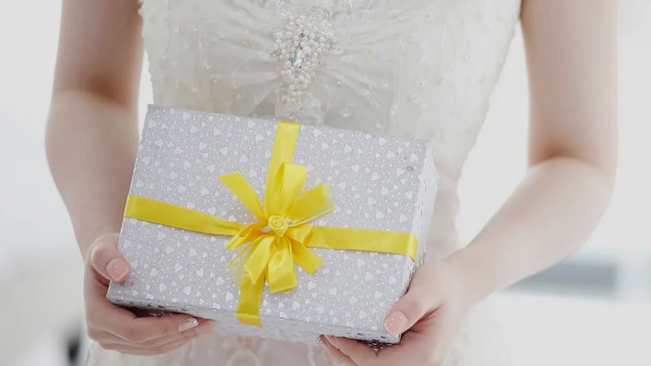Woman Upset Over Husband's $300 Wedding Gift to Uninvited Co-Worker Sparks Debate on Gift Etiquette
