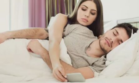 Woman's Discovery of Boyfriend's Second Phone Reveals Heartbreaking Truth Behind Secret