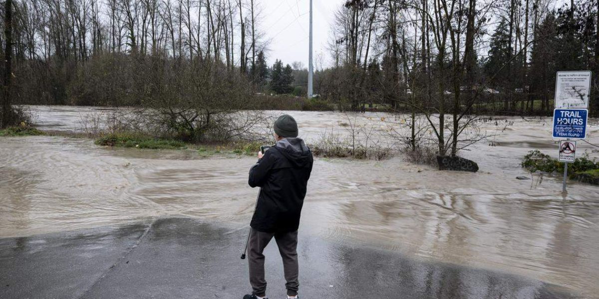 Pierce County Flooding Forces Evacuations, School Delays, and Road Closures Amid Heavy Rain (1)